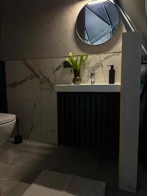 a bathroom with a sink and a mirror on the wall at Tyla Dviese in Bendoriai