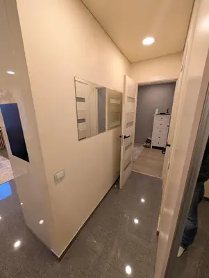 a room with a hallway with a door and a room with a closet at Jaukūs apartamentai prie Šiaulių arenos in Šiauliai