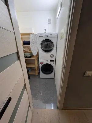 a washer and dryer in a small room at Jaukūs apartamentai prie Šiaulių arenos in Šiauliai