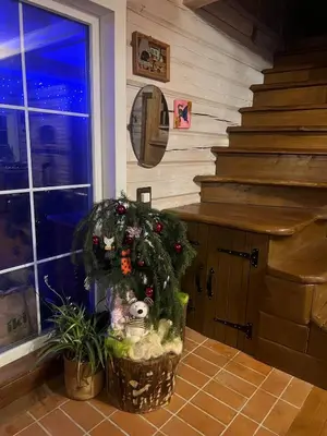a room with a basket of christmas plants and stairs at Sudervės pirtelė poilsiui gamtoje, Vilnius už 12 km in Sudervė