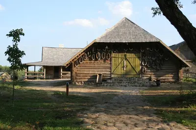 a log cabin with a green door at Labanoras in Labanoras