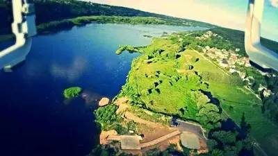 an island in the middle of a body of water at Kambarių nuoma Kačerginės kurorte in Kačerginė