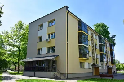 an apartment building with a yellow at Oksanos apartamentai Druskininkuose atskiras įėjimas 1 aukštas in Druskininkai