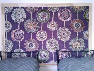 a bedroom with a purple wall with a floral wallpaper at Kernavės centras in Kernavė