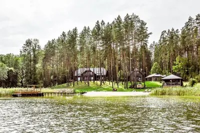 a house on an island in the middle of a lake at Vila Tauragnas in Varniškės I