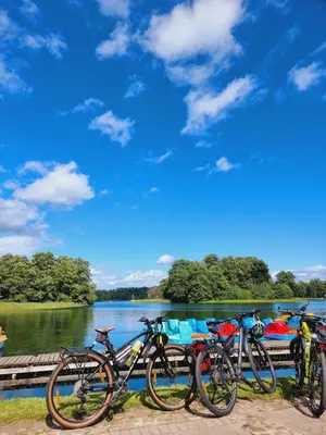a group of bikes parked next to a lake at 2 kambarių apartamentai su virtuve, Trakų miesto centre in Trakai
