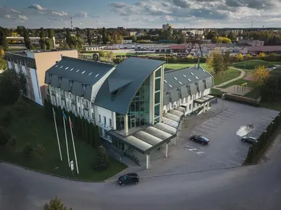 an overhead view of a building with a parking lot at Šiauliu Krasto Medžiotojų Užeiga in Šiauliai