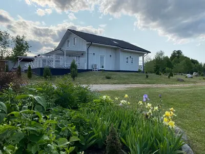 a white house with a yard with flowers at Vila Bianca in Inturkė