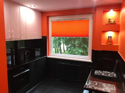 a kitchen with a window with an orange blind at Trumpalaikė buto nuoma Rokiškyje su jacuzzi in Rokiškis