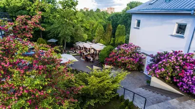 an overhead view of a garden with flowers and a building at Perkuno Namai Park Hotel in Kaunas