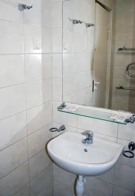 a bathroom with a sink and a mirror at Kambarių nuoma - Šiauliai SAURIDA in Šiauliai