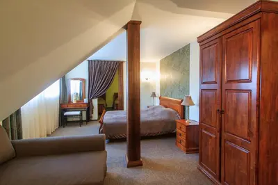 a hotel room with a bed and a staircase at Sodeliškių dvaro sodyba in Sodeliškiai