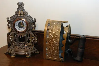 a clock sitting on top of a wooden table at Hotel Centras in Šakiai