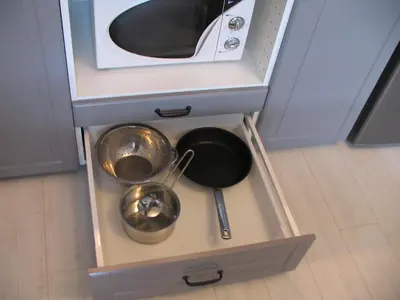 a cabinet with two pans and a microwave at Studio 59 in Kaunas