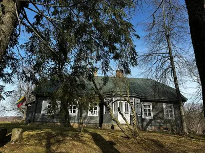 an old house with a green roof at Pagulbis - Tavo namai in Klabiniai