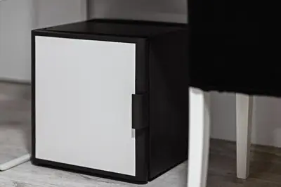 a black and white side table with a mirror at HappyInn Rooms in Kaunas