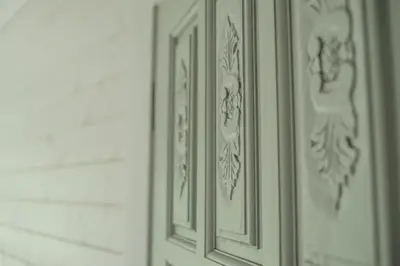 a white cabinet with a design on the wall at Villa Rata in Ratnyčia