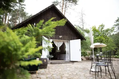 a building with a table and chairs in front of it at Villa Rata in Ratnyčia