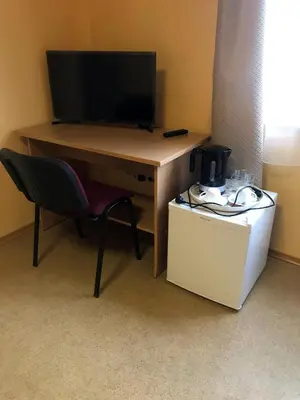 a desk with a computer and a chair in a room at Kambarių nuoma - Neveronys SAURIDA in Neveronys