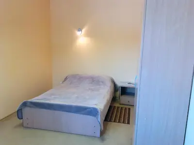 a small bedroom with a bed in a room at Kambarių nuoma - Neveronys SAURIDA in Neveronys