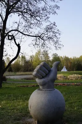 a statue of a hand sticking out of a vase at Anyksciu liuksas in Anykščiai