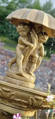 a statue of two people under an umbrella at Namukas su ežero pakrante Trakai ,Viesų vila in Salkininkai