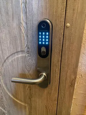a remote control sticking out of a wooden door at Trumpalaikė buto nuoma,apgyvendinimas - bekontaktis įėjimas in Rokiškis
