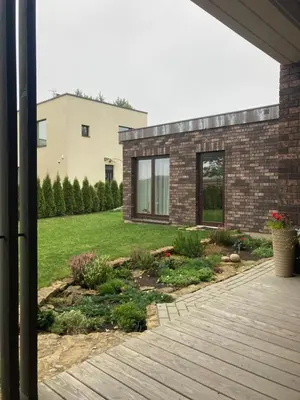 a house with a backyard with a garden at Druskininkų Šlaitas in Druskininkai