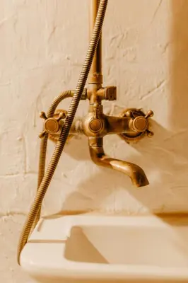 a metal sink with a toilet in a bathroom at Vienkiemio Oazė - Pasakų namelis in Galvokai