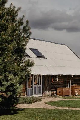 a barn with a tree in front of it at Vienkiemio Oazė - Autentiškas Kluonas in Galvokai
