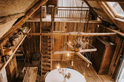 a room with wooden walls and a ceiling at Vienkiemio Oazė - Autentiškas Kluonas in Galvokai