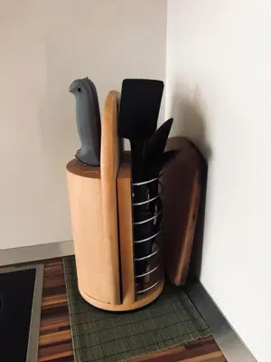 a wooden container with utensils in it on the floor at Peledos troba in Žiūrai