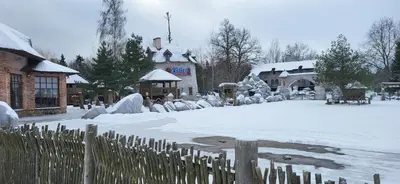 a yard covered in snow with a wooden fence at Meškių dvarkiemis in Šiauliai