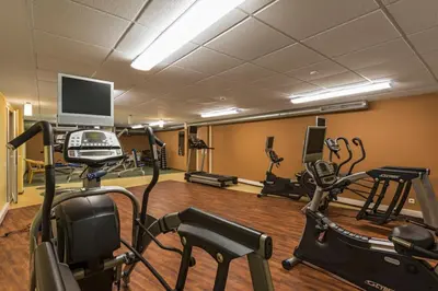 a gym with several treadmills and exercise bikes at ORO Dubingiai in Giraičiai