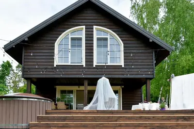 a house with a white robe hanging from the front of it at Domingo vila in Krosna