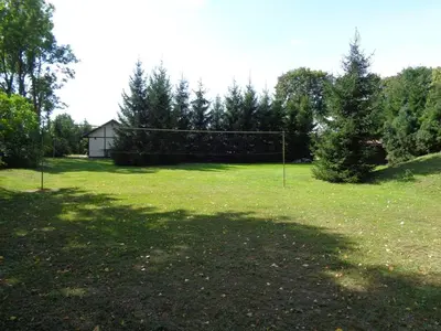 a field with a net in the middle of a yard at Sodyba Skardupiai in Vidgiriai