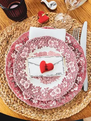 a table with a pink plate with a heart in a envelope at Forest Studio in Druskininkai