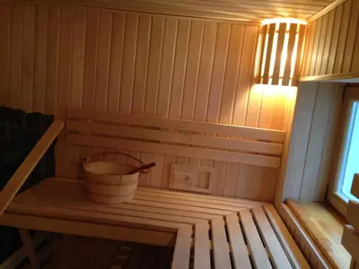 a small sauna with a basket on a shelf at El Arm El in Druskininkai