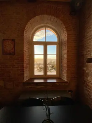 a window in a brick room with a sink at Traukinių namai #1 in Švenčionėliai