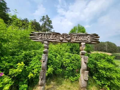 a wooden sign that says sautesickshaws at Alka Lake Inn in Druskininkai