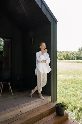 a woman standing in the doorway of a cabin at Rest Green in Degesiai
