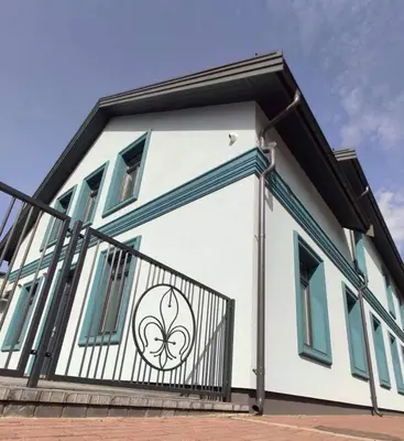 a house with a gate with a butterfly on it at Editos apartamentai in Jurbarkas