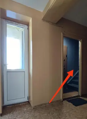 an open door with a red arrow pointing into a room at Dabintos Apartament Druskininkai in Druskininkai
