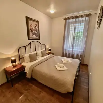 Courtyard gallery apartment with free parking
